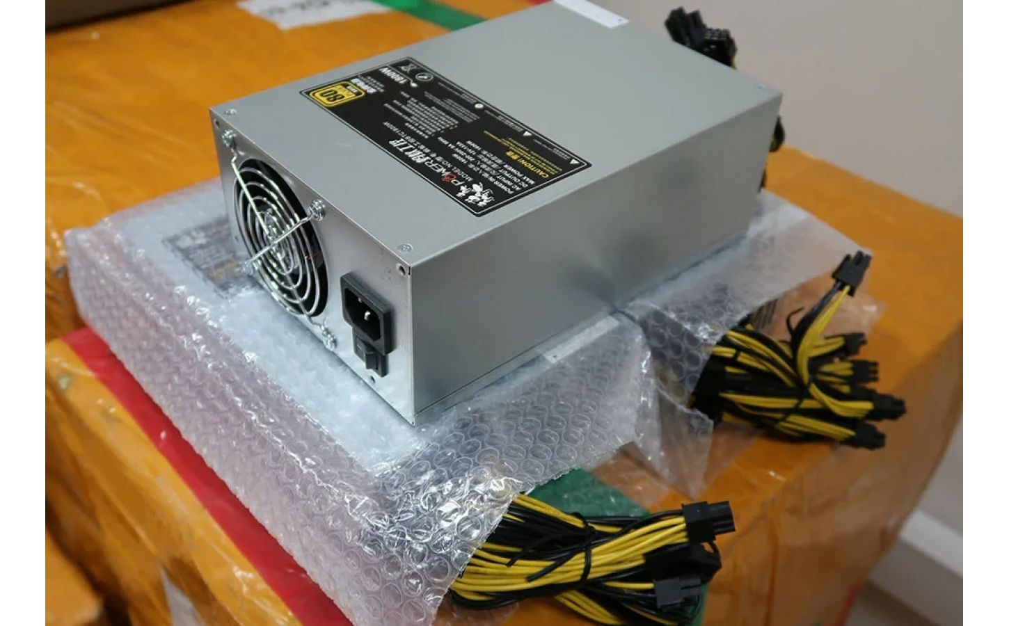 Стабилизатор для асика. Блок питания Bitmain 1800w. Блок питания Power 1800w муравей. Блок питания для асиков муравей. Блок питания муравей 1800w для майнинга.